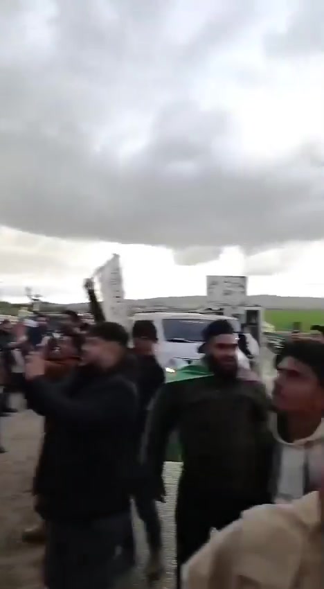 Syria: tensions are escalating following the incident with the national flag in Ain Arab/Kobane. Kurdish flags are being burned and trampled on, with cases of beatings & calls to protest