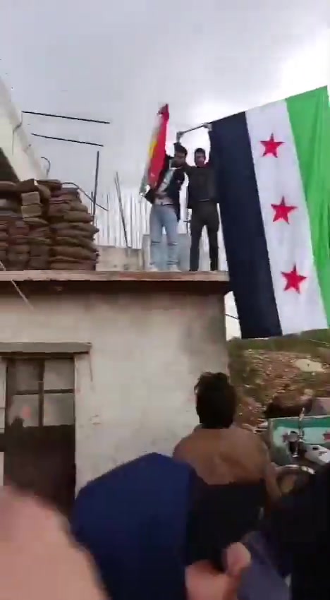 Syria: tensions are escalating following the incident with the national flag in Ain Arab/Kobane. Kurdish flags are being burned and trampled on, with cases of beatings & calls to protest