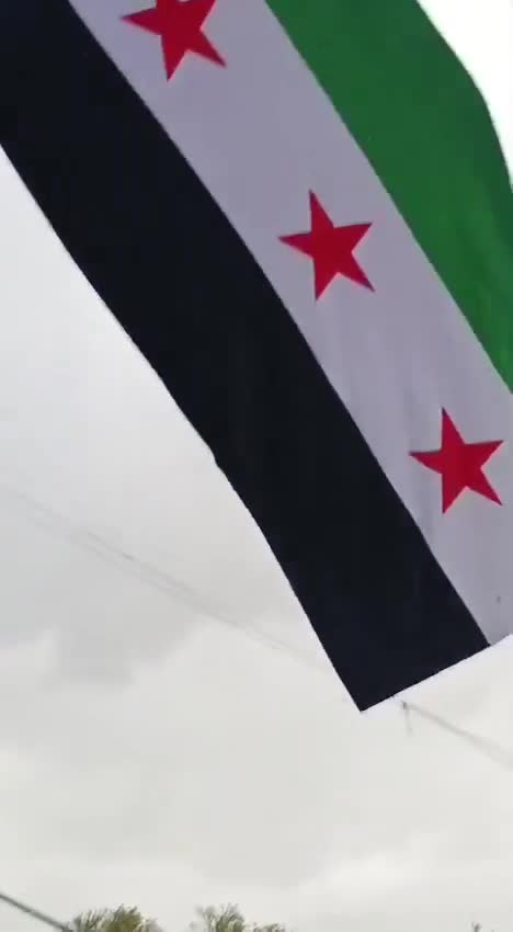 Syria: tensions are escalating following the incident with the national flag in Ain Arab/Kobane. Kurdish flags are being burned and trampled on, with cases of beatings & calls to protest