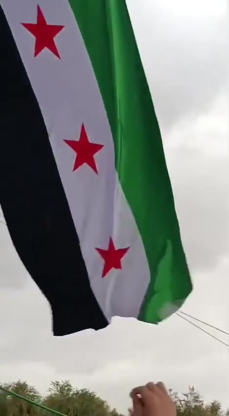 Syria: tensions are escalating following the incident with the national flag in Ain Arab/Kobane. Kurdish flags are being burned and trampled on, with cases of beatings & calls to protest