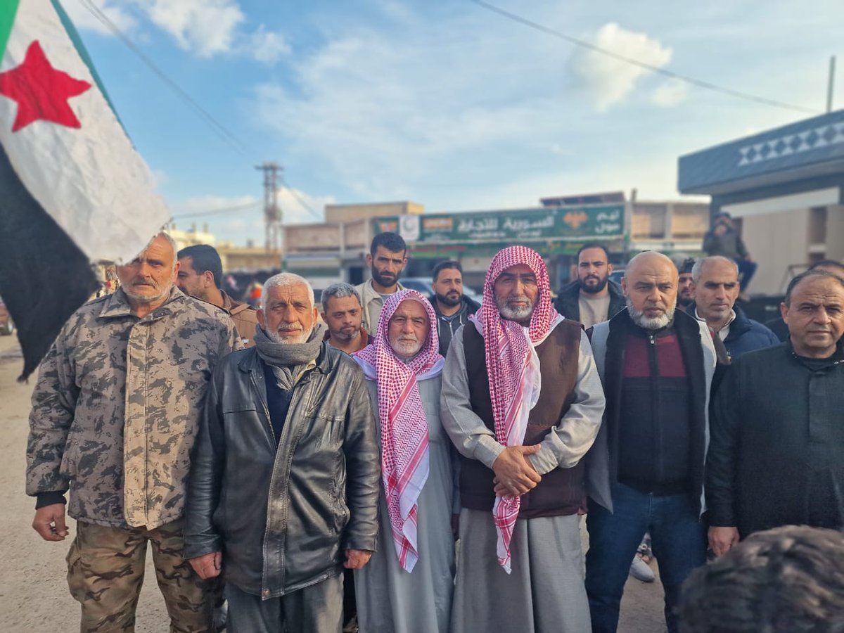 A cidade de Inkhil, na zona rural ao norte de Daraa, foi palco hoje de um protesto exigindo a libertação do ex-líder Abdul Hakim al-Eid, conhecido como Abu al-Hakam, que foi preso em 16 de fevereiro de 2026 pelo Departamento de Investigação Criminal, com base em uma denúncia apresentada contra ele. Os manifestantes também exigiram a libertação de seu irmão, Younis al-Eid.