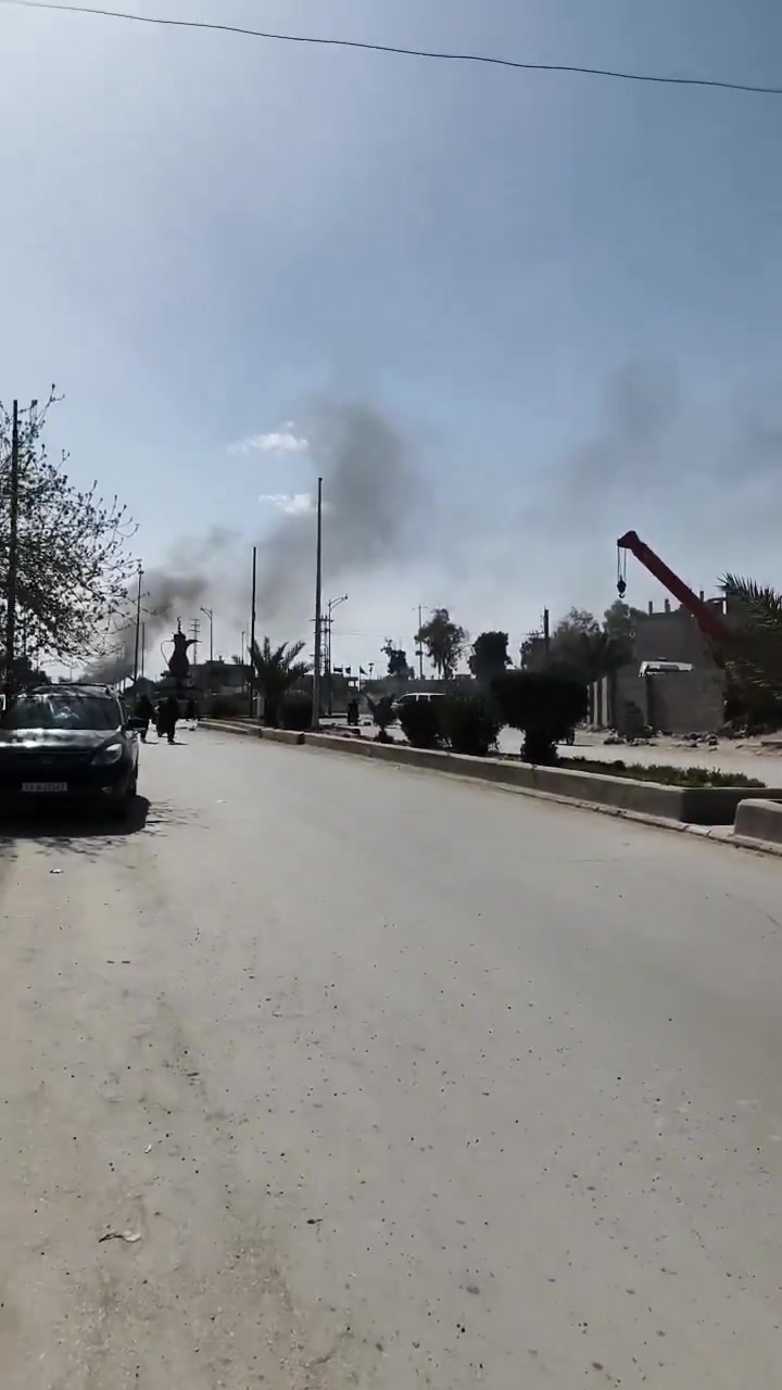 Deir ez-Zor: Gunfire was heard in the vicinity of the Dallah roundabout in Deir ez-Zor city, perpetrated by members of the Internal Security Forces. This coincided with a protest in which families of detainees held by the SDF burned tires.
