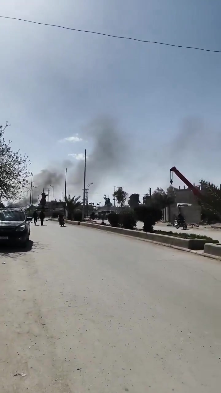 Deir ez-Zor: Gunfire was heard in the vicinity of the Dallah roundabout in Deir ez-Zor city, perpetrated by members of the Internal Security Forces. This coincided with a protest in which families of detainees held by the SDF burned tires.