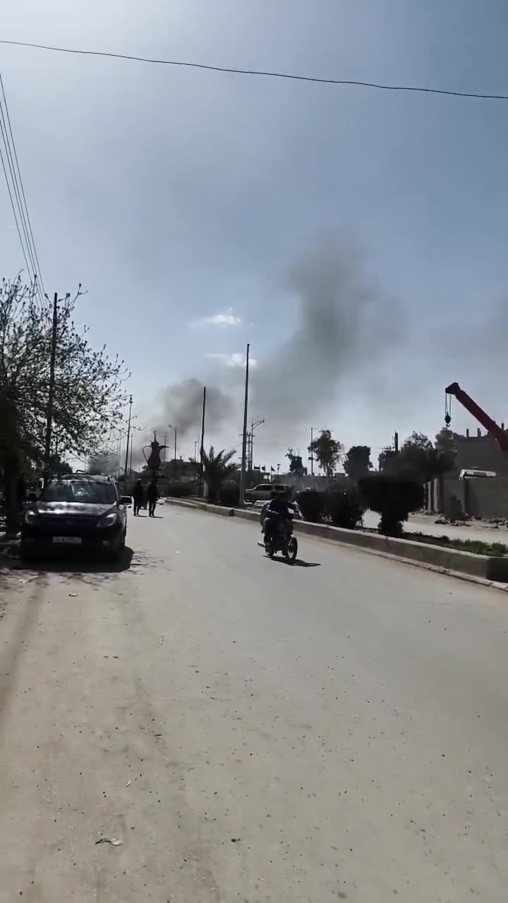 Deir ez-Zor: Gunfire was heard in the vicinity of the Dallah roundabout in Deir ez-Zor city, perpetrated by members of the Internal Security Forces. This coincided with a protest in which families of detainees held by the SDF burned tires.