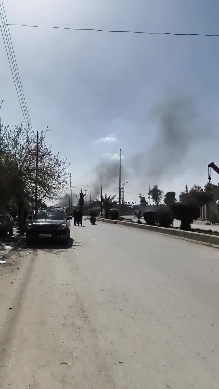 Deir ez-Zor: Gunfire was heard in the vicinity of the Dallah roundabout in Deir ez-Zor city, perpetrated by members of the Internal Security Forces. This coincided with a protest in which families of detainees held by the SDF burned tires.