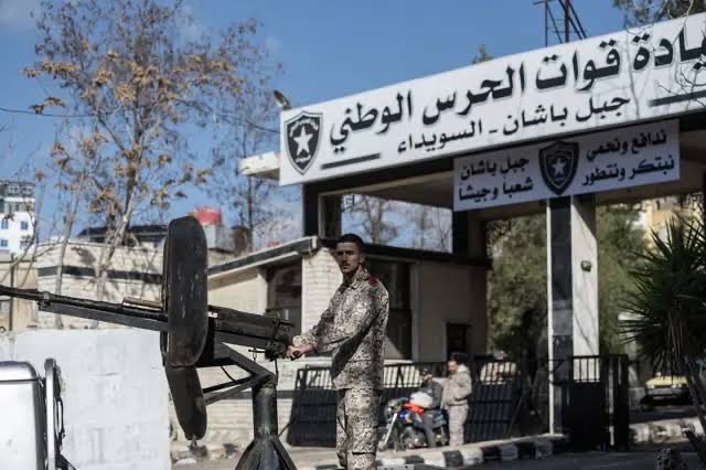 Es gibt Berichte, wonach der Kommandeur der Nationalgarde der Hijri, der ehemalige General Assads, Ghoutani, verhaftet wurde. Sollte sich dies bestätigen, wäre es eine bedeutende Entwicklung als Reaktion auf die heutige Operation der Sicherheitskräfte in Damaskus im von der Hijri kontrollierten Suwaida. Gruppen, die der Nationalgarde in Suwaida nahestehen, starteten eine großangelegte Razzia- und Verhaftungskampagne. Laut lokalen Quellen erfolgte diese nach einer Welle der Unzufriedenheit in der Bevölkerung und der Angst vor einem Verlust der Unterstützung in der Bevölkerung, ausgelöst durch den Fall der drei außer Landes geschmuggelten Gefangenen.