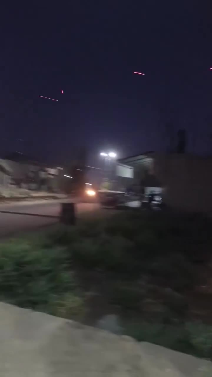Deir ez-Zor, eastern countryside: Armed clashes broke out between cousins in the town of Dhiban, before the Internal Security Forces intervened to resolve the conflict between the two sides.