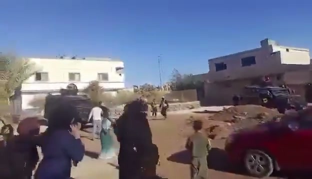 Security tensions in the western district of #Al-Sanmān in the Daraa governorate, coinciding with search and raid operations and arrests, while a video circulating online shows women throwing stones at buildings belonging to the General Security