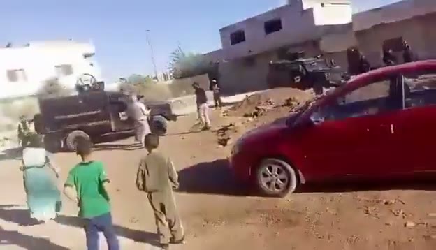 Security tensions in the western district of #Al-Sanmān in the Daraa governorate, coinciding with search and raid operations and arrests, while a video circulating online shows women throwing stones at buildings belonging to the General Security