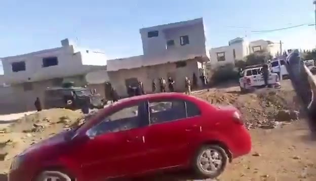 Security tensions in the western district of #Al-Sanmān in the Daraa governorate, coinciding with search and raid operations and arrests, while a video circulating online shows women throwing stones at buildings belonging to the General Security