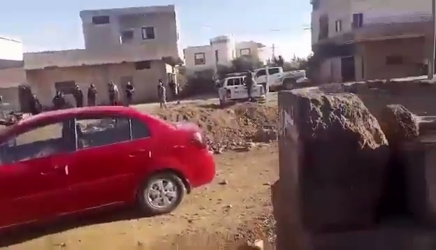 Security tensions in the western district of #Al-Sanmān in the Daraa governorate, coinciding with search and raid operations and arrests, while a video circulating online shows women throwing stones at buildings belonging to the General Security