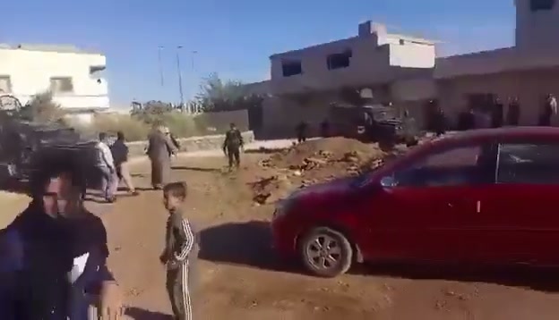 Security tensions in the western district of #Al-Sanmān in the Daraa governorate, coinciding with search and raid operations and arrests, while a video circulating online shows women throwing stones at buildings belonging to the General Security