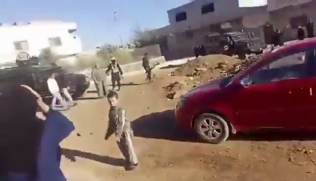 Security tensions in the western district of #Al-Sanmān in the Daraa governorate, coinciding with search and raid operations and arrests, while a video circulating online shows women throwing stones at buildings belonging to the General Security