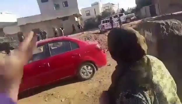 Security tensions in the western district of #Al-Sanmān in the Daraa governorate, coinciding with search and raid operations and arrests, while a video circulating online shows women throwing stones at buildings belonging to the General Security