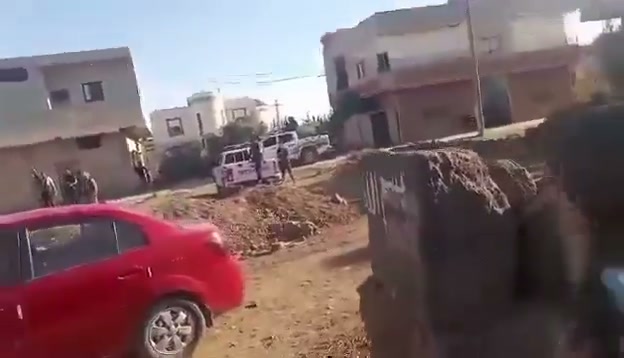 Security tensions in the western district of #Al-Sanmān in the Daraa governorate, coinciding with search and raid operations and arrests, while a video circulating online shows women throwing stones at buildings belonging to the General Security