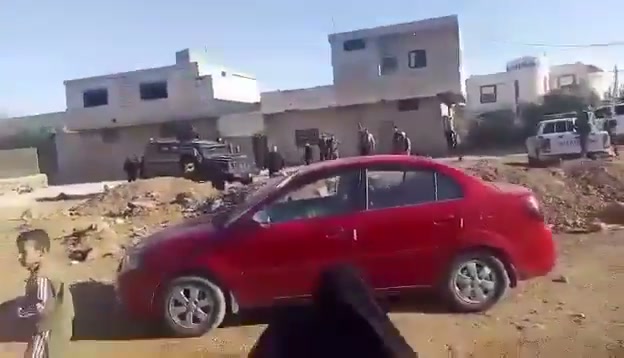 Security tensions in the western district of #Al-Sanmān in the Daraa governorate, coinciding with search and raid operations and arrests, while a video circulating online shows women throwing stones at buildings belonging to the General Security
